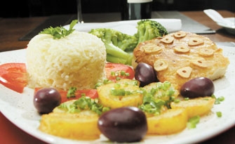 O restaurante Villa Bella oferece o apetitoso Bacalhau do Chef. O prato rende duas porções